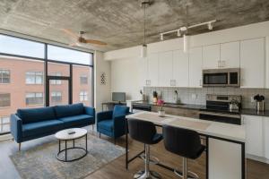 Vibrant 2BR Stay Pool, Sauna and Lounge