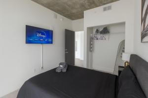 Vibrant 2BR Stay Pool, Sauna and Lounge