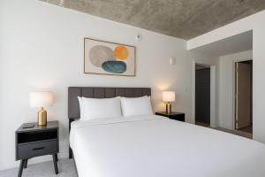 Vibrant 2BR Stay Pool, Sauna and Lounge