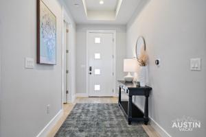 Walk to BBQ and Dog Park 2BR2BA Gym Workspace and WiFi by AustinVacay