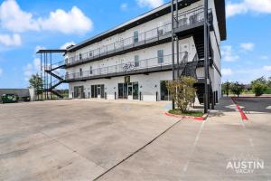 Walk to BBQ and Dog Park 2BR2BA Gym Workspace and WiFi by AustinVacay