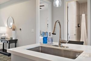 Walk to BBQ and Dog Park 2BR2BA Gym Workspace and WiFi by AustinVacay