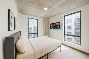 Bright 2BR Apt Pool, Gym Walkable Area