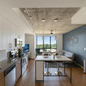 Bright 2BR Apt Pool, Gym Walkable Area