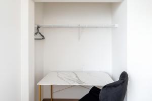 Bright 2BR Apt Pool, Gym Walkable Area