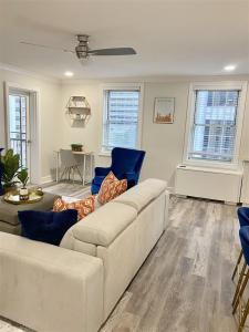 8th Floor Stylish Downtown Condo Private Balcony