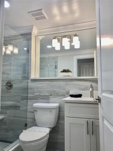 8th Floor Stylish Downtown Condo Private Balcony