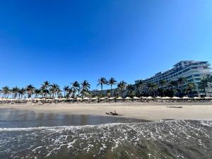 Depto en la playa con toboganes, juegos y restaurantes
