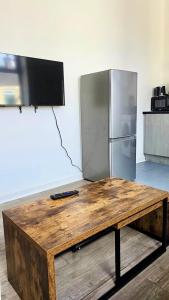 Stylish 1BR Executive Bury Stay with Kitchen and WiFi