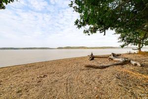 Walk to Lake Barkley! Family Home w Outdoor Oasis