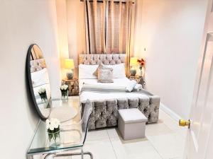 Hyde park three bedroom flat