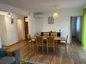 Perle rare, F4 donnant sur un grand jardin privé aménagé, parkings gratuits, clim, calme, idéal famille & pro, 10 min de la mer et du centre-ville, de la gare sncf et routière