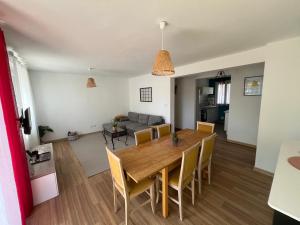 Perle rare, F4 donnant sur un grand jardin privé aménagé, parkings gratuits, clim, calme, idéal famille & pro, 10 min de la mer et du centre-ville, de la gare sncf et routière