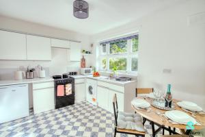 Modern 2 Bed in Newcastle, Free Parking & Sleeps 6