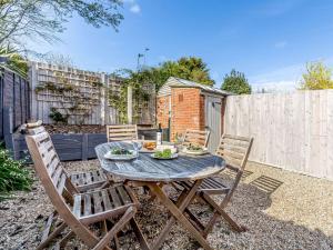 2 Bed in Mundeseley KT192