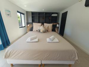 Vue et emplacement dexception à 20 m de la plage des Sablettes