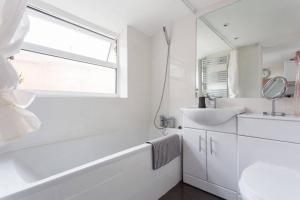 Ashton House - Stylish 2 Bedroom House, Close to Luton Town Center & Airport