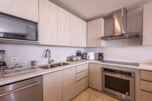 Stunning Sea Views from 3BR Penthouse F3