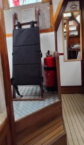 Voilier confortable en bois à cotés des plages et ferries