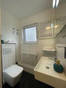 Studio-Parkplatz-Netflix-Balkon