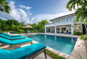 Deluxe 5BR Villa Overlooking Golf