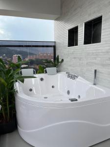 apto con jacuzzi y aire acondicionado cerca laureles