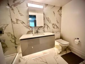 Mordern stylish 2B2B close to Richmond center