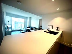 Mordern stylish 2B2B close to Richmond center