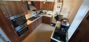 Home in Glusburn with hot tub and three cats