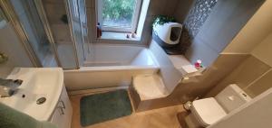 Home in Glusburn with hot tub and three cats