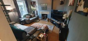 Home in Glusburn with hot tub and three cats