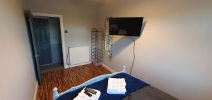 Home in Glusburn with hot tub and three cats