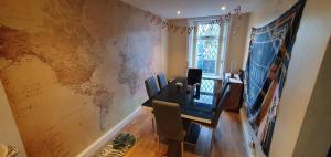 Home in Glusburn with hot tub and three cats