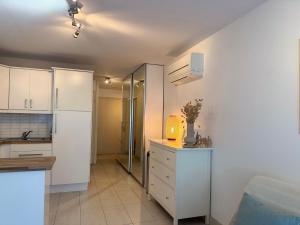 Les Soleillades - T2 cosy pour 4 pers - Piscine, parking privé, à 100m de la plage - LaConciergerieByNina