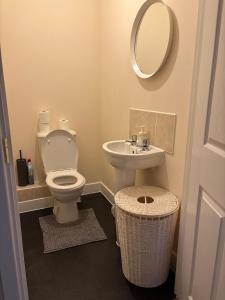Quiet Yellow Rest House Sleeps 7