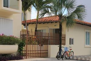 Luna Maya, Steps from Coco Beach and 5th Avenue