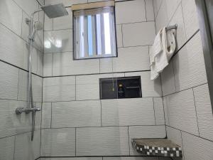 Modern Kingston Condo with Rooftop Pool and View