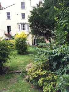 Spacious Garden Apartment in Cheltenham