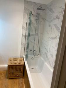 Spacious Garden Apartment in Cheltenham