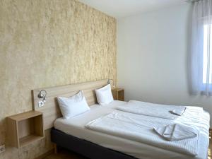 Prime Stay - Deluxe 3 Bedroom Family Apartment with AC & Parking Included