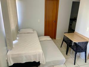 ÁGUAS QUENTES TERMAIS NATURAIS 24hs acesso grátis aos 3 Parques Aquáticos do Golden Dolphin em apto novo, grande e confortável - em local tranquilo, com ar, cozinha e TV a cabo para família ou pacote romântico para lua de mel e datas especiais