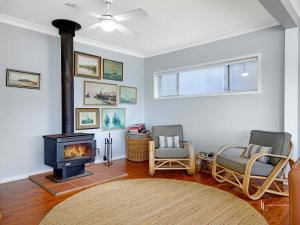 Malua Bay Waterfront Pet Friendly Cottage with WiFi