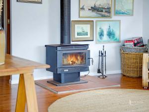 Malua Bay Waterfront Pet Friendly Cottage with WiFi