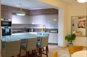 Gueliz BEST Residence Nour!! 3 Bedrooms Large Modern Apartment, walking distance to train station and everything