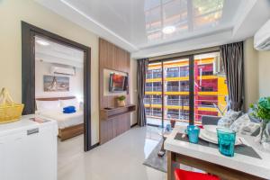 Stylish 1BR Apt Near Nai Harn Beach Pools P607