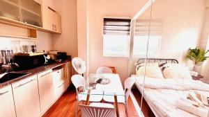 Minimalist Condo near NAIA Free Netflix Pool Balcony