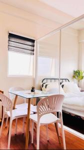 Minimalist Condo near NAIA Free Netflix Pool Balcony