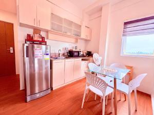 Minimalist Condo near NAIA Free Netflix Pool Balcony