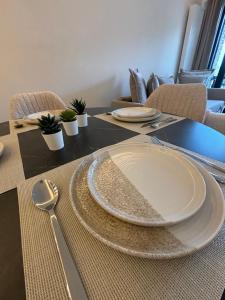 Luxury 1 Bedroom Apartment with Sofa Bed & Balconies Prime Location near ING Arena, Expo 12 & Atomium