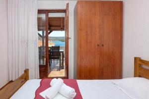 Apartments by the sea Rogoznica - 24889